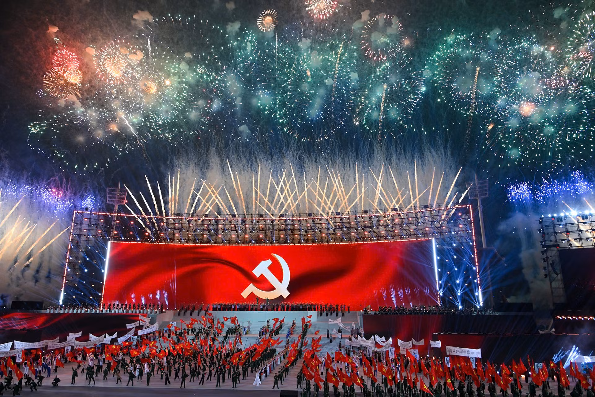 Le programme artistique spécial « Sous le glorieux drapeau du Parti » célébrant le succès du XIVᵉ Congrès du Parti