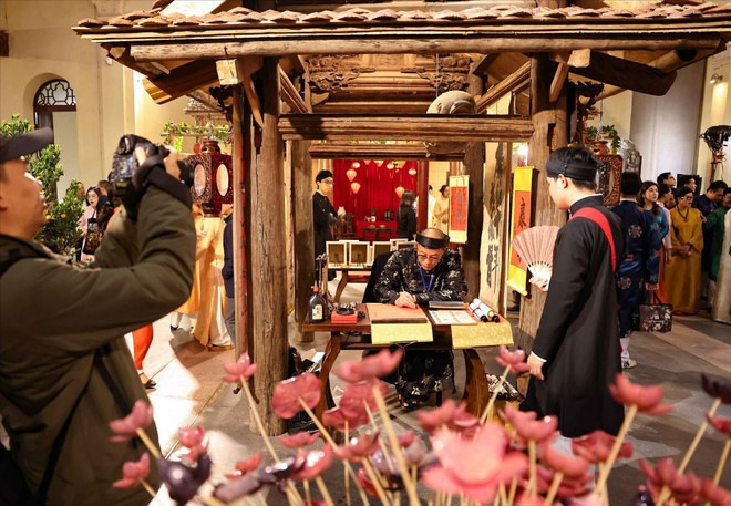 Atelier de calligraphie: préparation de l'encre et du papier rouge pour les vœux de la nouvelle année. Photo: VNA