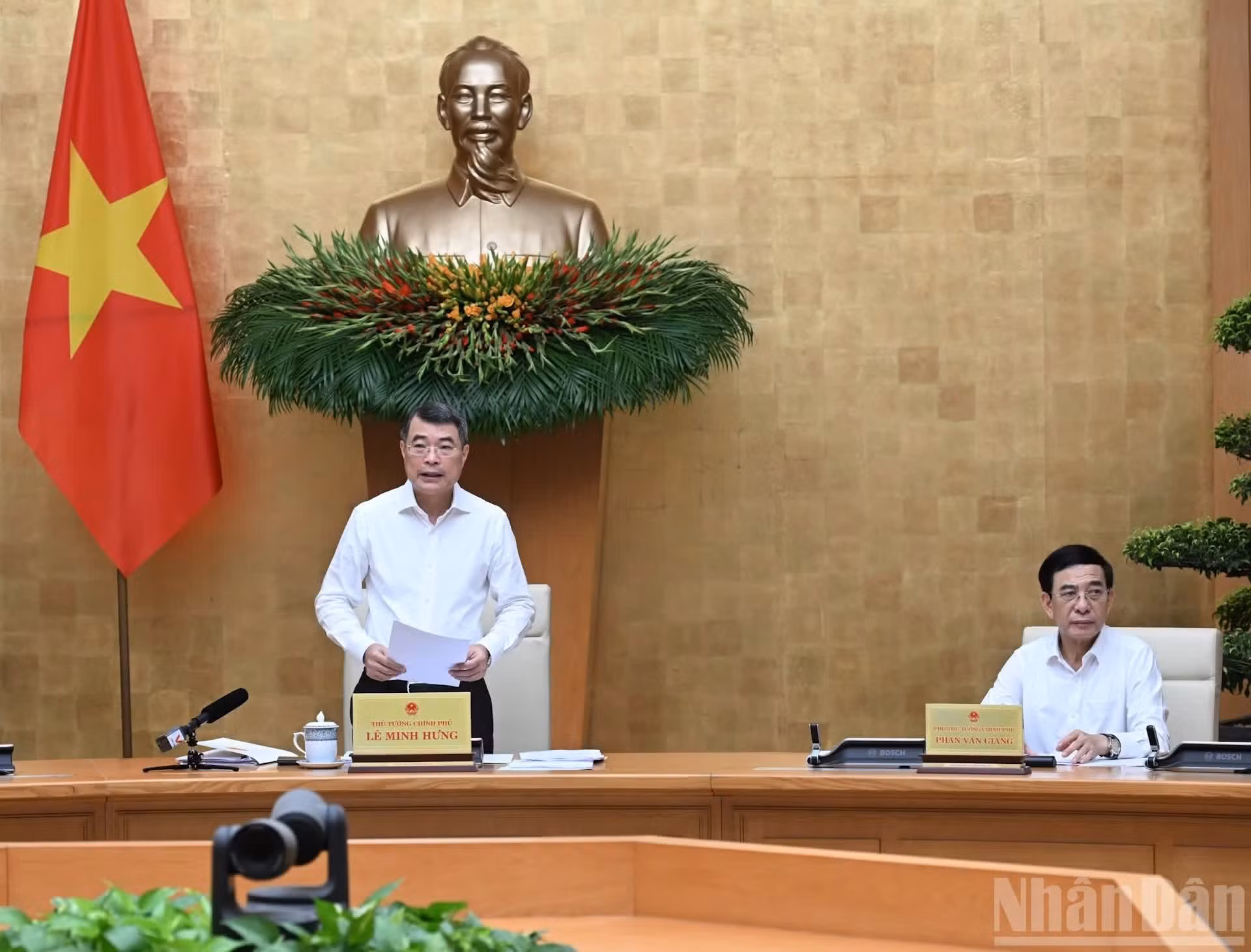 [Photos] Le Premier ministre Le Minh Hung préside la réunion mensuelle du gouvernement 