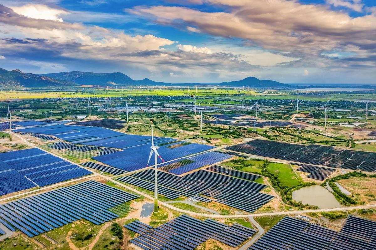 La banque BIDV a accordé plus de 2 milliards de dollars à des projets d’énergie éolienne et solaire dans les régions du Centre et des Hauts Plateaux. Photo d'illustration : Kinhtemoitruong. 13-1707188798-3nang-luong-tai-tao-o-viet-nam-nhung-diem-nhan-tu-hao.jpg