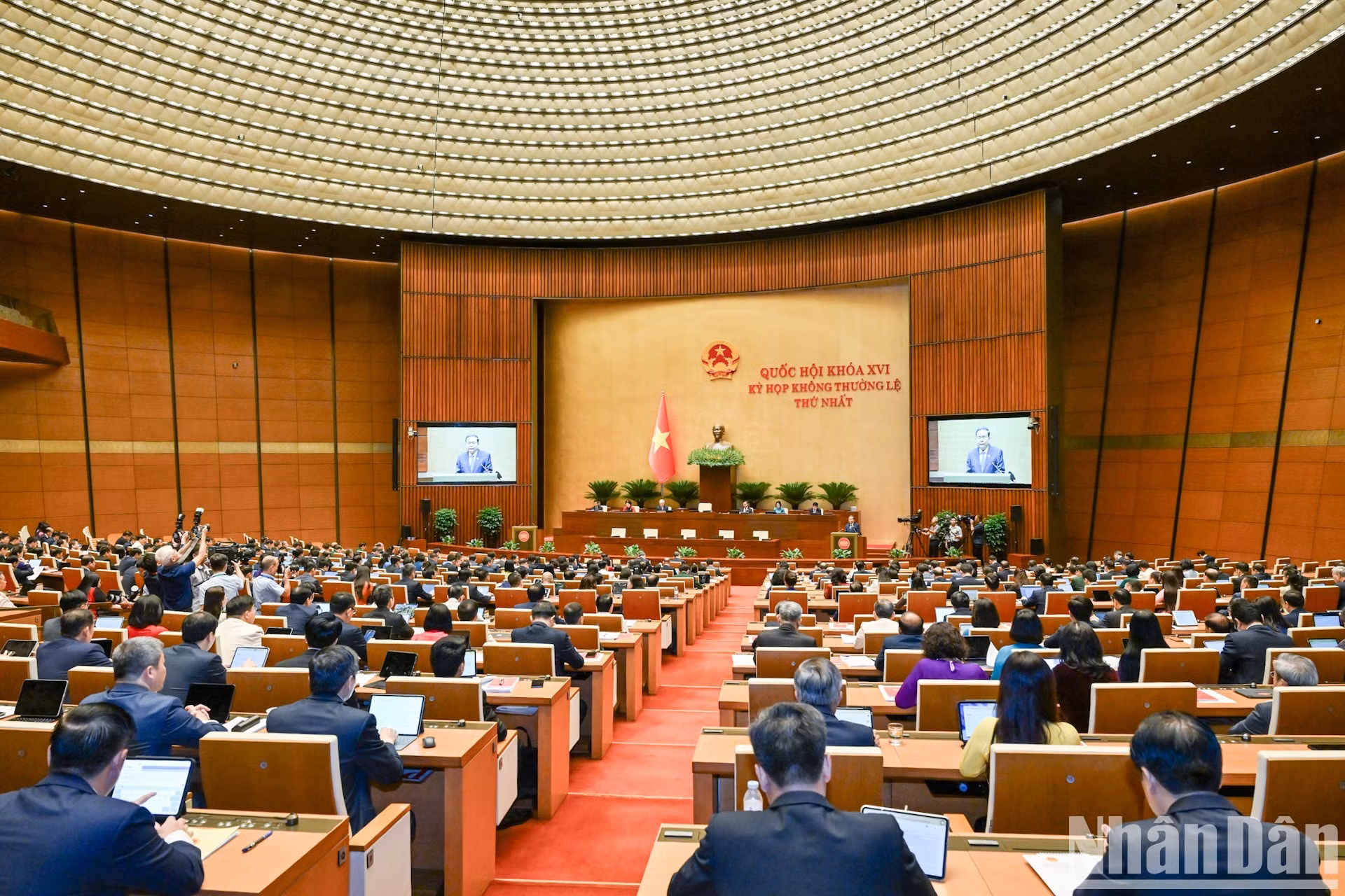 Vue d'ensemble de la séance d'ouverture de la première session extraordinaire de la XVIe législature de l'Assemblée nationale.