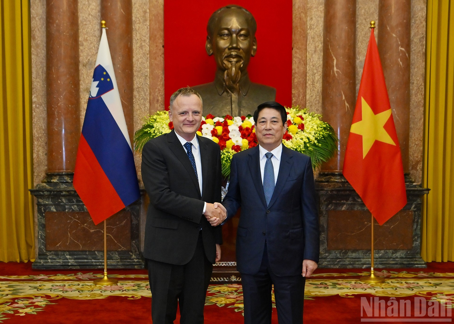 Le président Luong Cuong et l’ambassadeur de Slovénie non-résident au Vietnam lors de la cérémonie de présentation des lettres de créance. 9.jpg