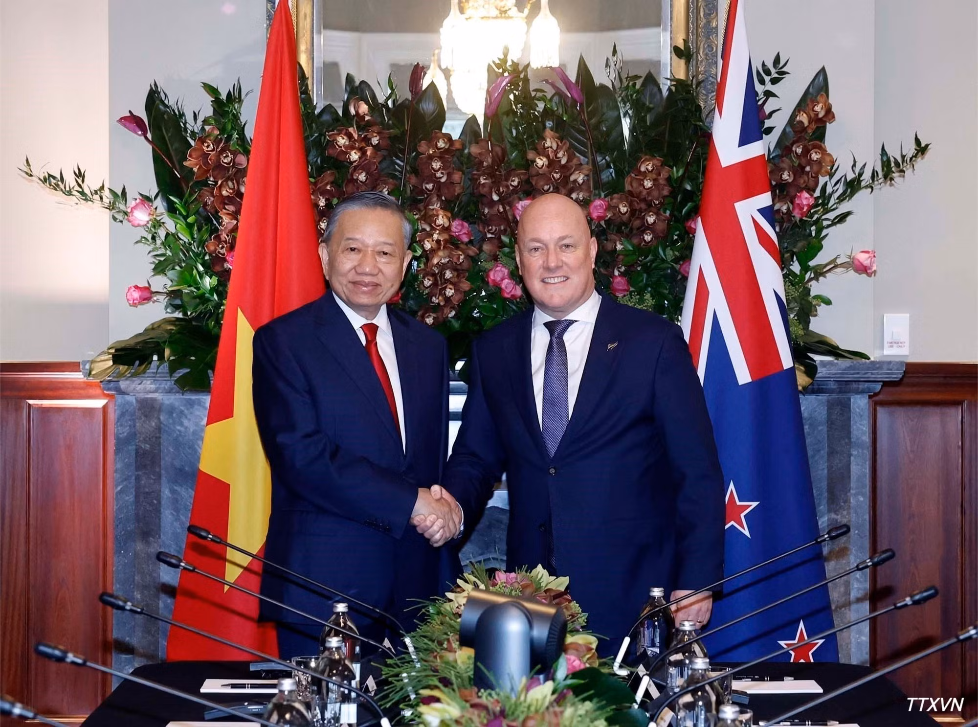 Le secrétaire général du Parti et président de la République To Lam (à gauche) s’entretient officiellement avec le Premier ministre néo-zélandais Christopher Luxon. (Photo : VNA)