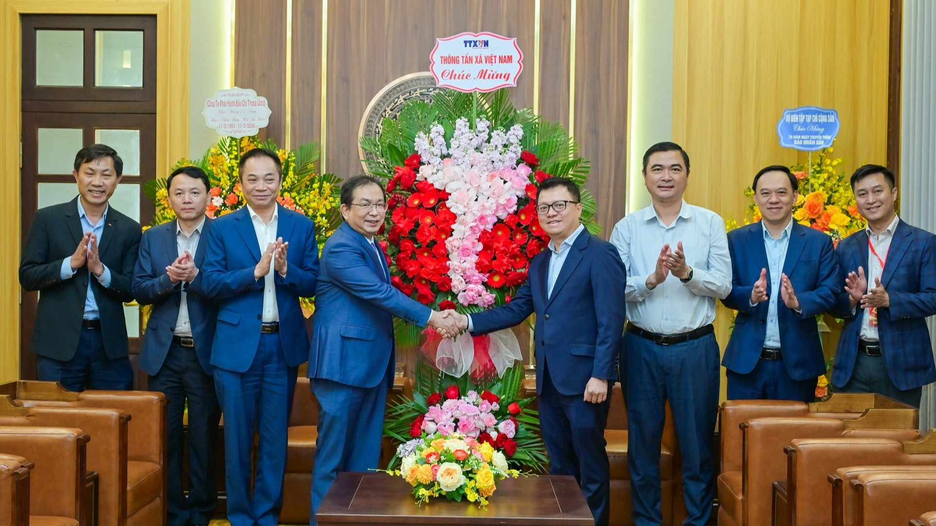 M. Le Quoc Minh, rédacteur en chef du journal Nhân Dân, reçoit la délégation de l’Agence vietnamienne d’information. (Photo : Bao Long)