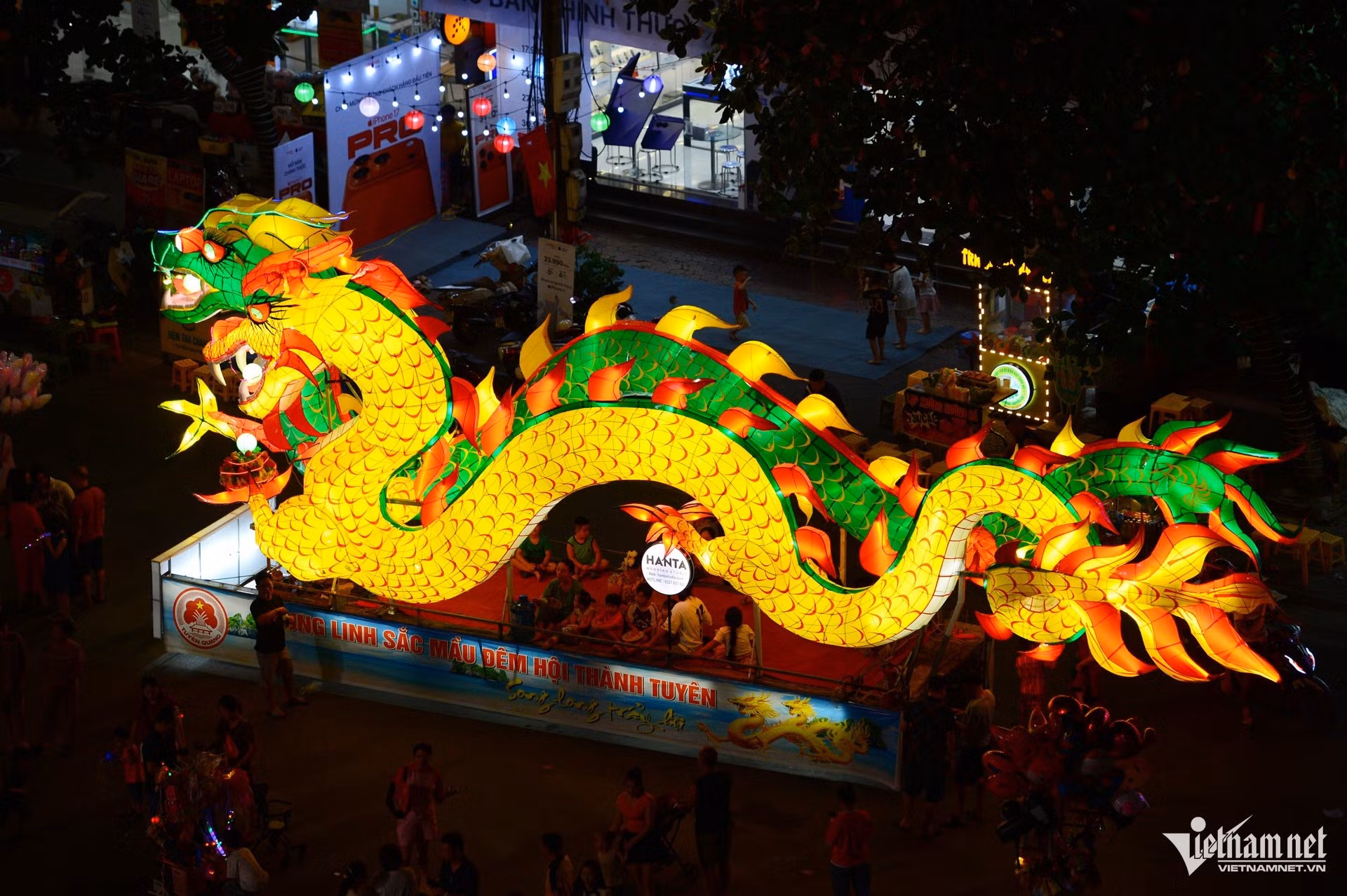 Tuyen Quang s’illumine de lanternes géantes pour la fête de la mi-automne