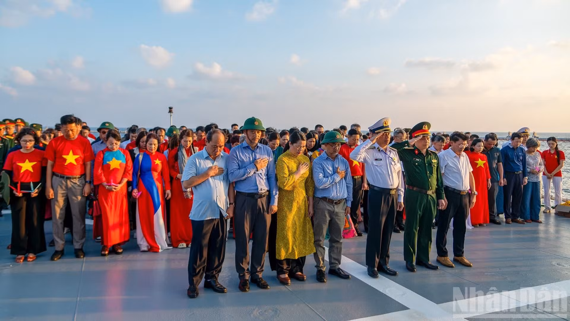 Les délégués observent une minute de silence en hommage aux héros morts pour la Patrie, tombés pour défendre la souveraineté sacrée des mers et des îles du pays.