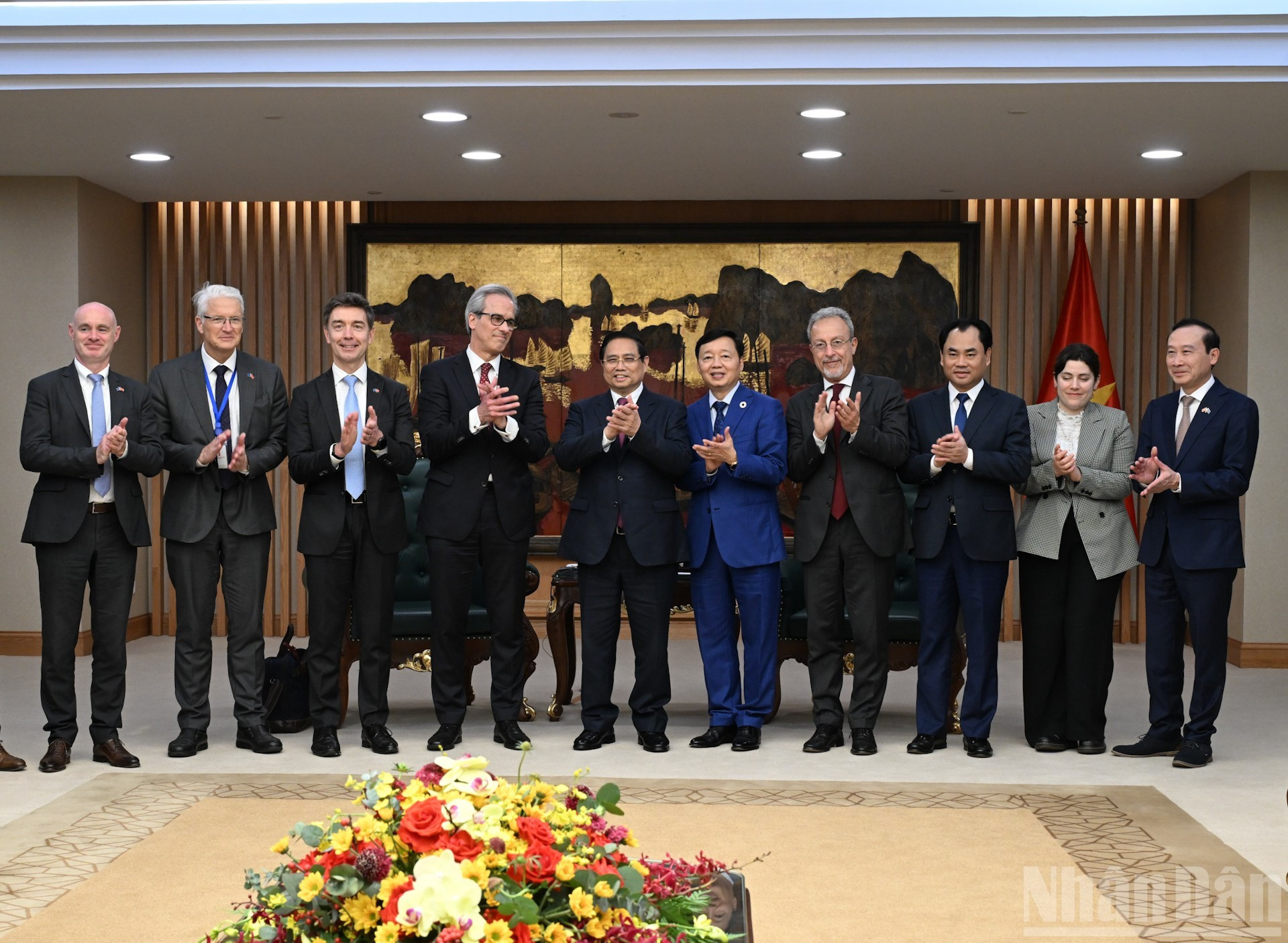 Le Premier ministre vietnamien Pham Minh Chinh et M. Fernando Andresen Guimaraes, entourés des membres des deux délégations.