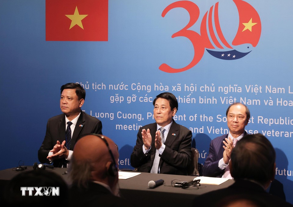 Le président vietnamien Luong Cuong (au centre) à la rencontre des vétérans vietnamiens et américains. Photo : VNA.