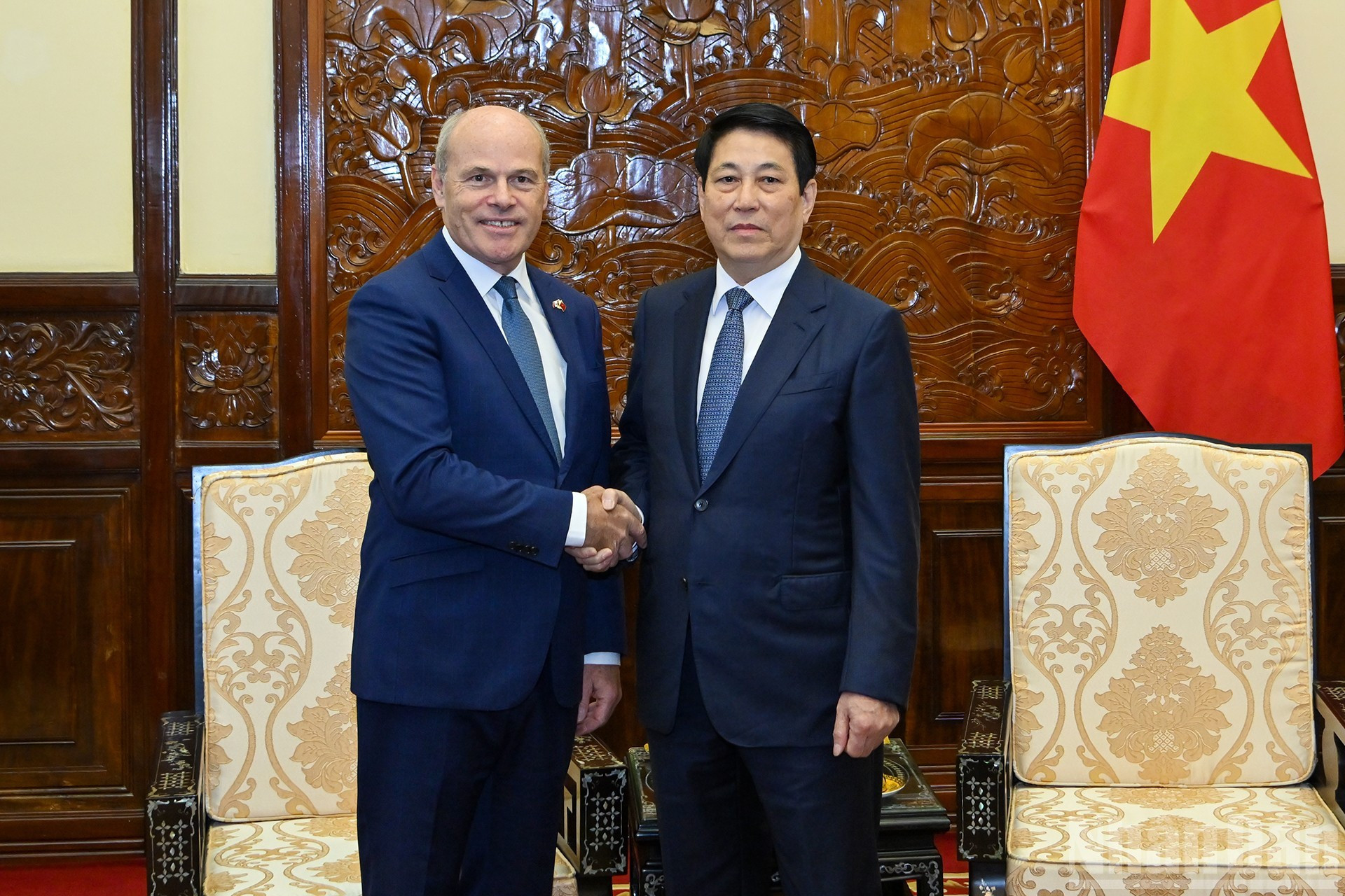 Le président Luong Cuong et l’ambassadeur du Canada au Vietnam, James Nickel, lors de la rencontre. 6.jpg