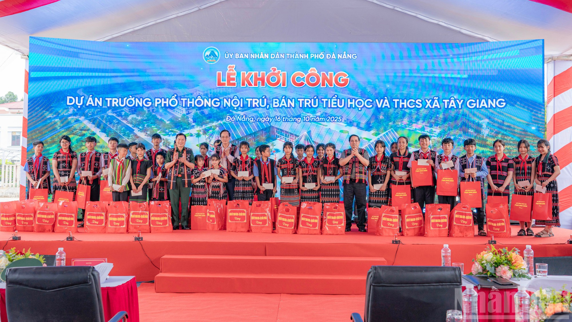 Le Premier ministre et les délégués offrent de nombreux cadeaux aux élèves de la commune de Tay Giang. 8.jpg