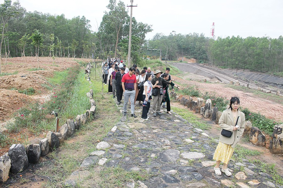 Un groupe Famtrip en visite à la mine de Na Duong. Photo : CK. a6.png