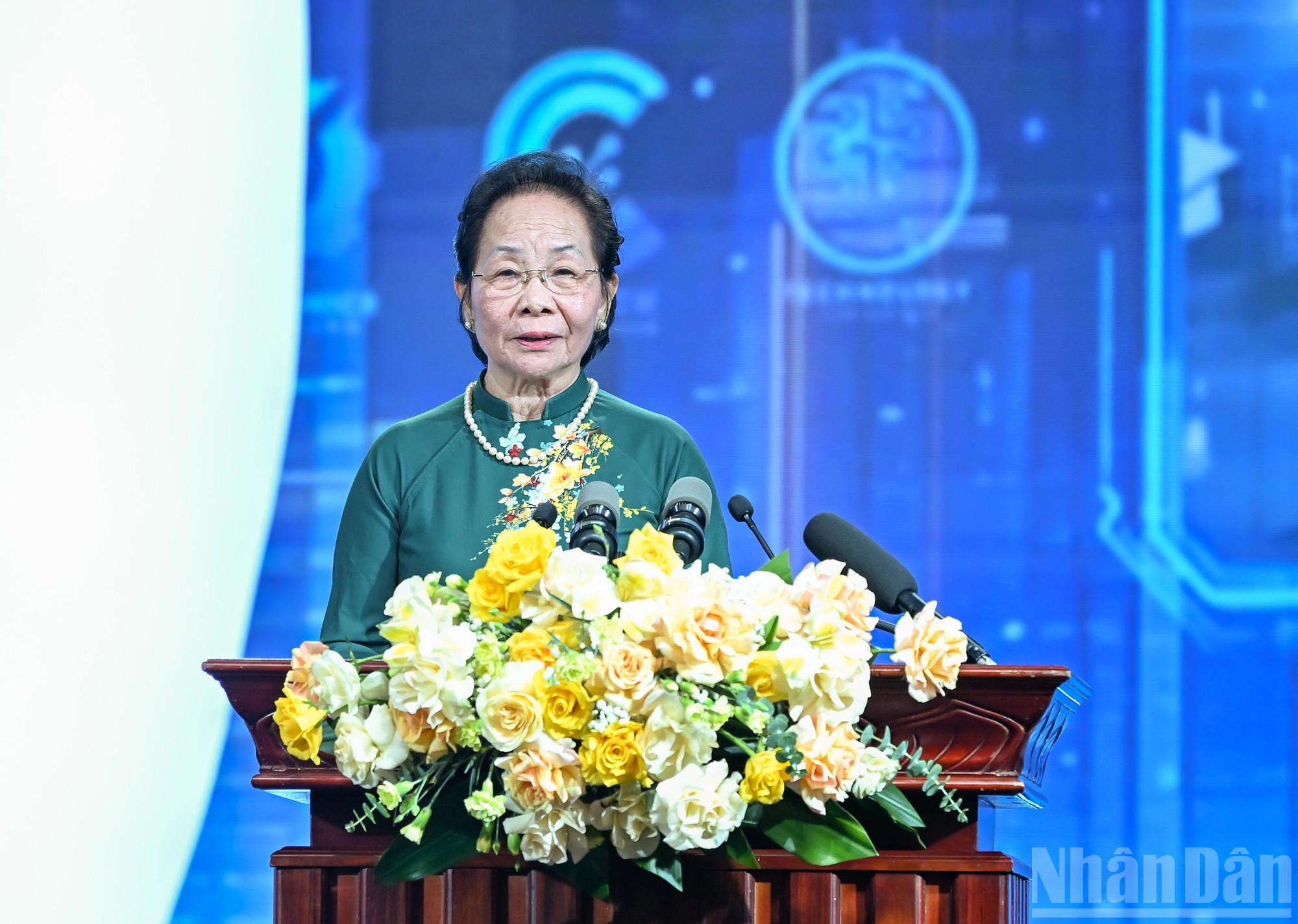 Mme. Nguyen Thi Doan, ancienne vice-présidente de la République et cheffe du Comité directeur du prix “Talents de la terre vietnamienne” 2025, prononce le discours d’ouverture. (Photo : Duy Linh) 4.jpg
