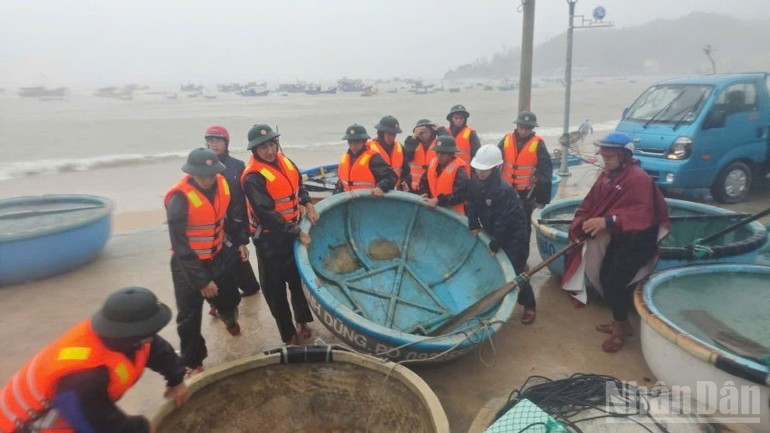 Des canots de sauvetage bravent les courants violents sous la pluie battante pour atteindre les zones résidentielles isolées.