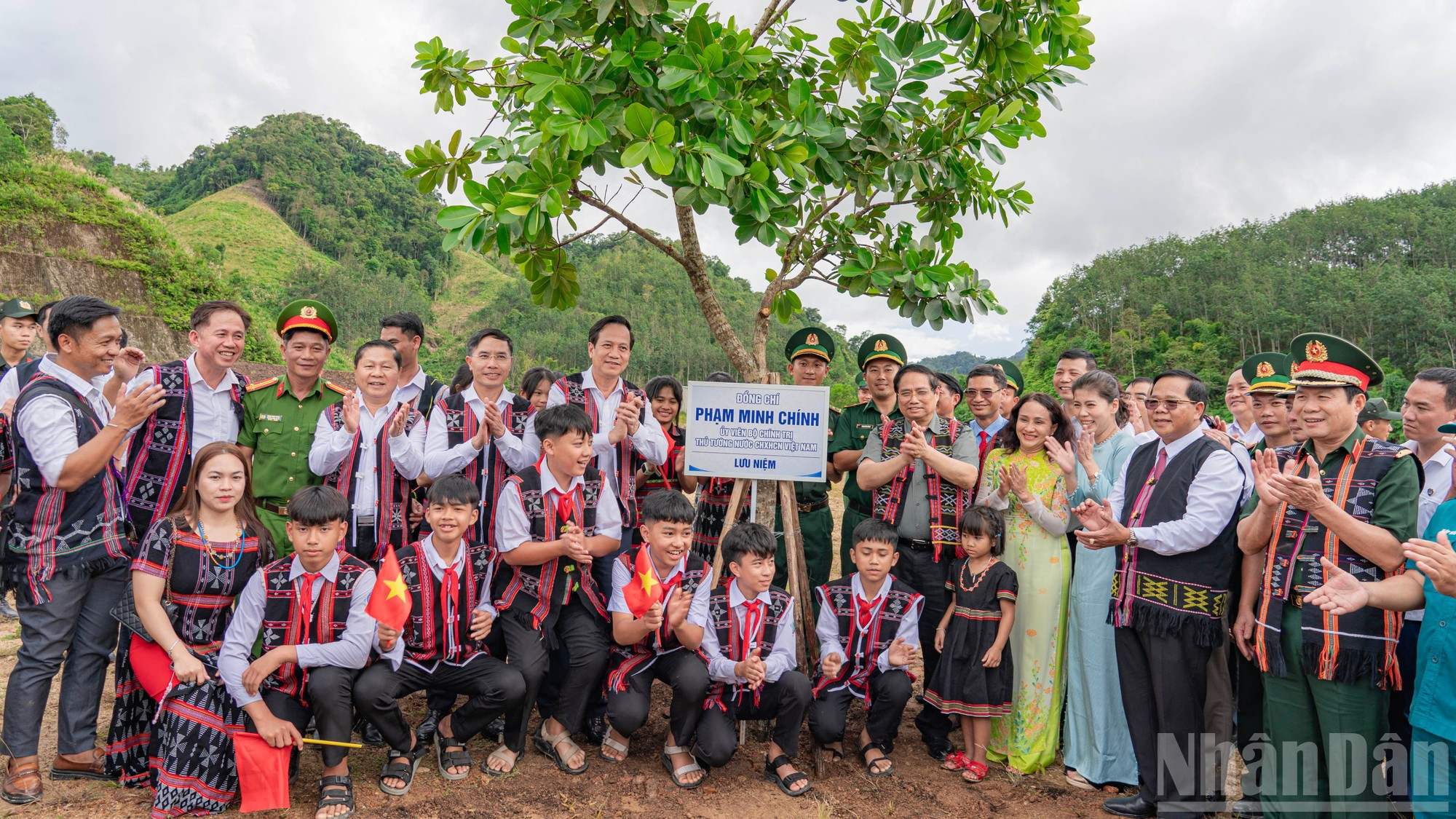 Le Premier ministre lance la construction d’une école dans la commune frontalière de Tay Giang, ville de Da Nang, au Centre du Vietnam. 9.jpg