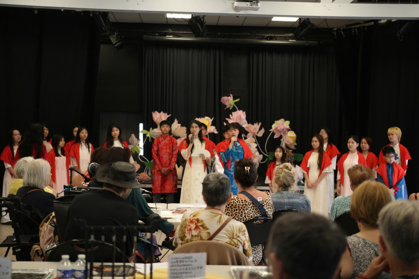 Le chœur de l’école Olympia, venu du Vietnam, présente aux amis français des airs folkloriques empreints d’émotion. 5.jpg