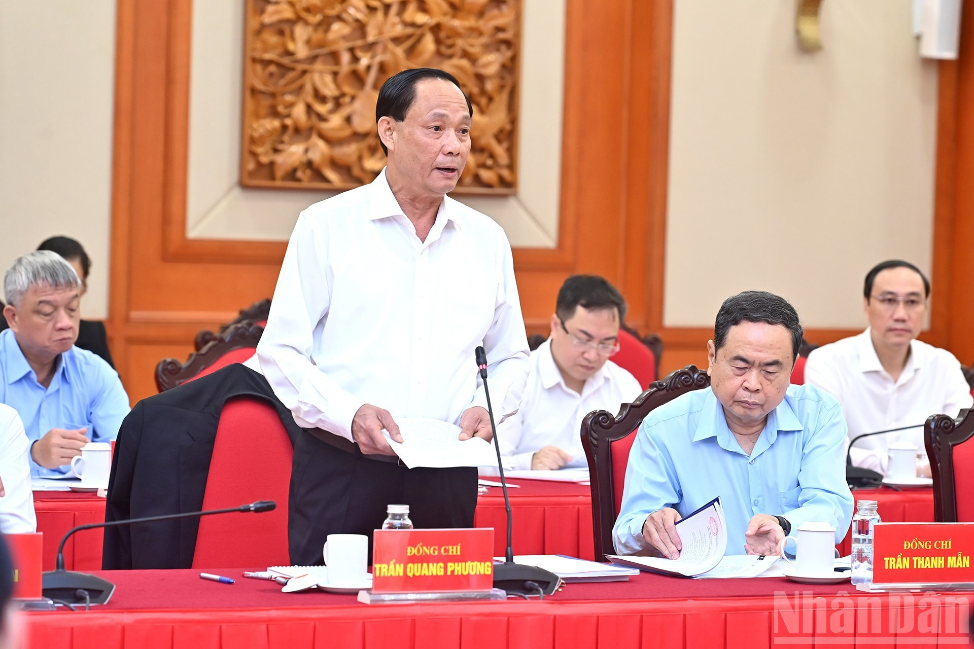 Le vice-président de l’Assemblée nationale Tran Quang Phuong présente un rapport lors de la séance de travail. a4.jpg