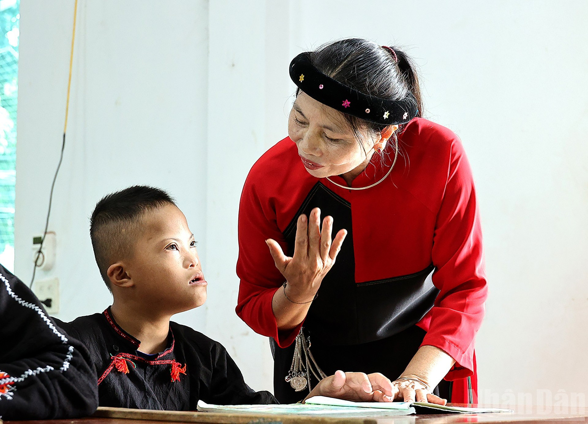 Hoang Thi Vy enseigne la prononciation à Hoang Ngoc Chien, un enfant Dao atteint de handicap intellectuel et langagier, ainsi que de troubles de l’attention avec hyperactivité. z7.jpg