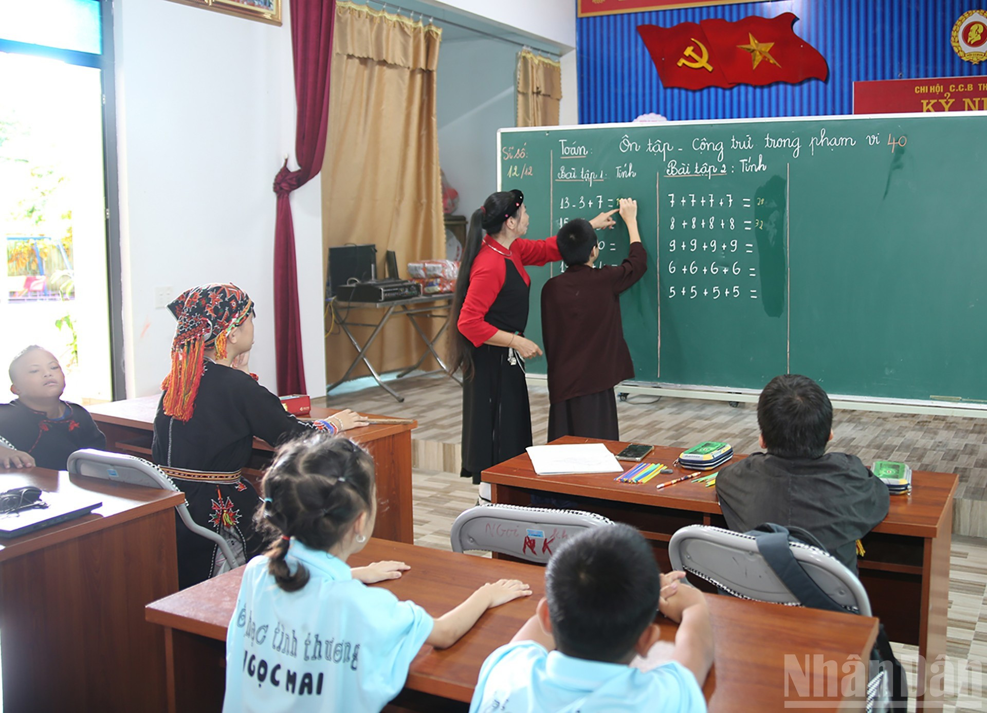 La classe est installée directement dans la salle communautaire du hameau Ngoi Khang, avec 12 élèves en situation difficile ou en situation de handicap. z5.jpg