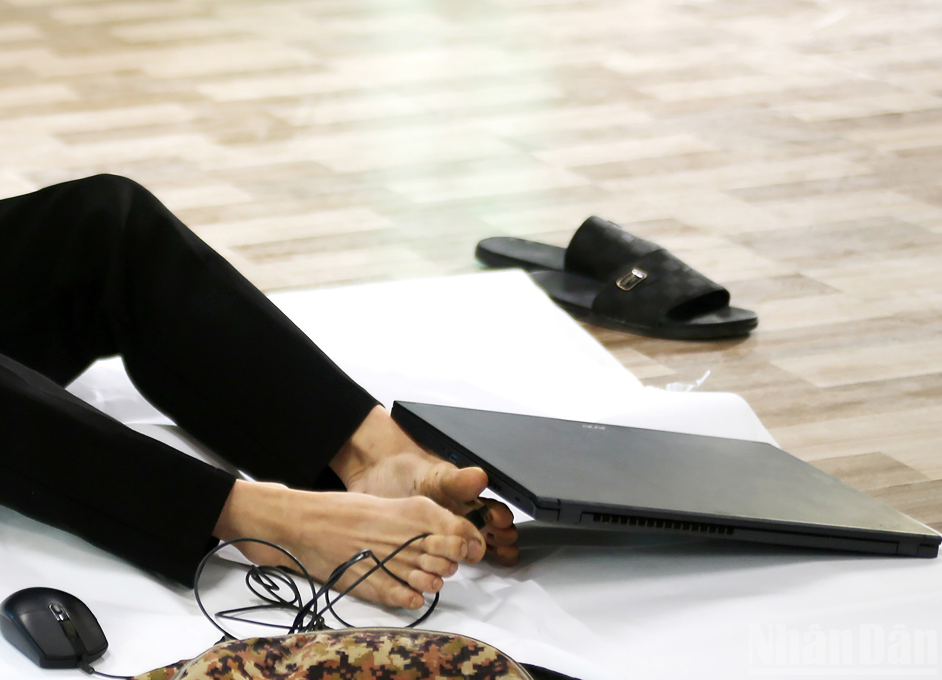 Particulièrement, Bao maîtrise assez bien l’informatique : il sait allumer l’ordinateur portable, brancher la souris, ouvrir les applications… z9.jpg