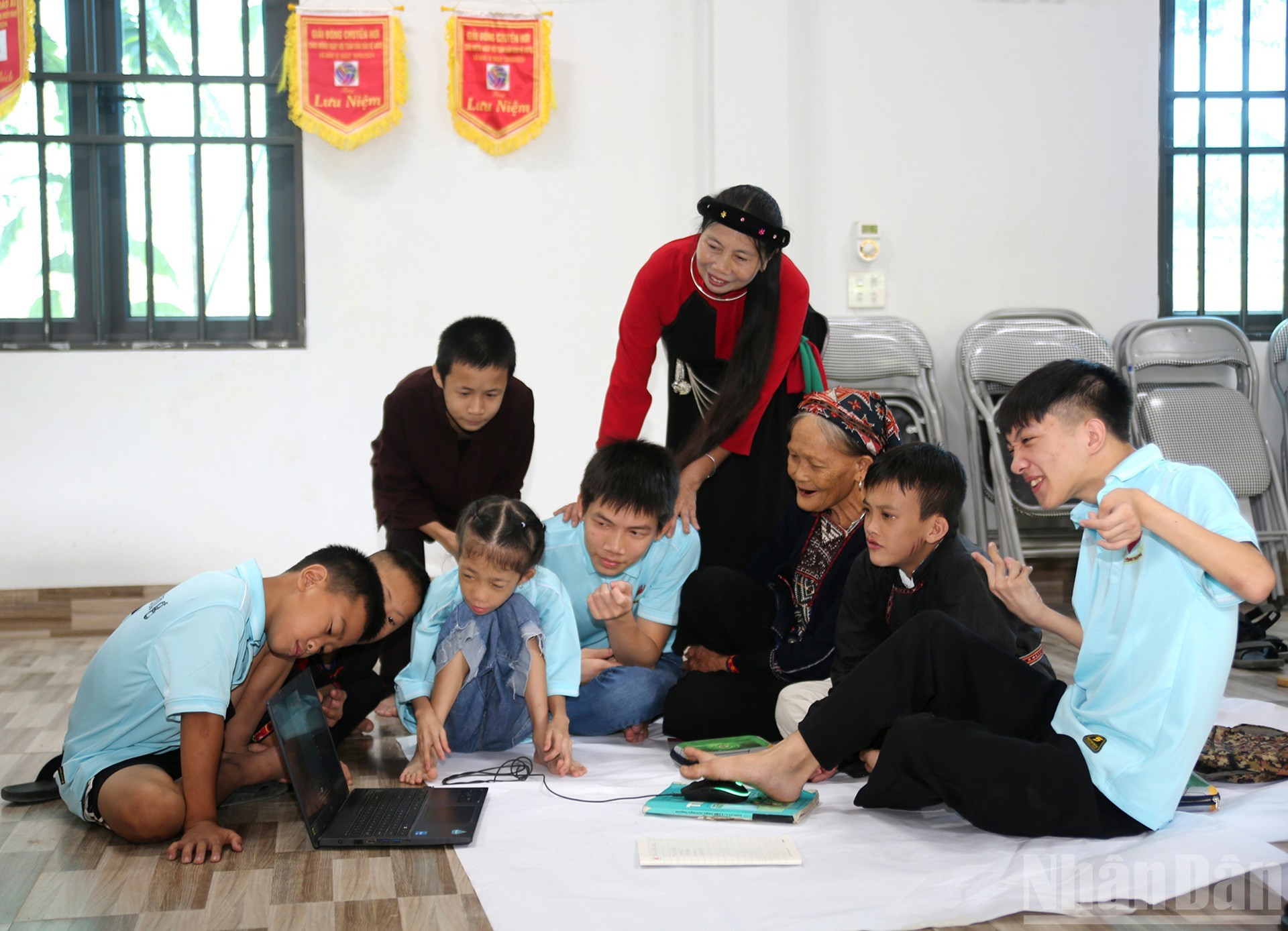 La grand-mère de Hoang Ngoc Tu, aux côtés de l’enseignante Vy et des élèves, suit un cours en ligne destiné aux enfants handicapés. z10.jpg