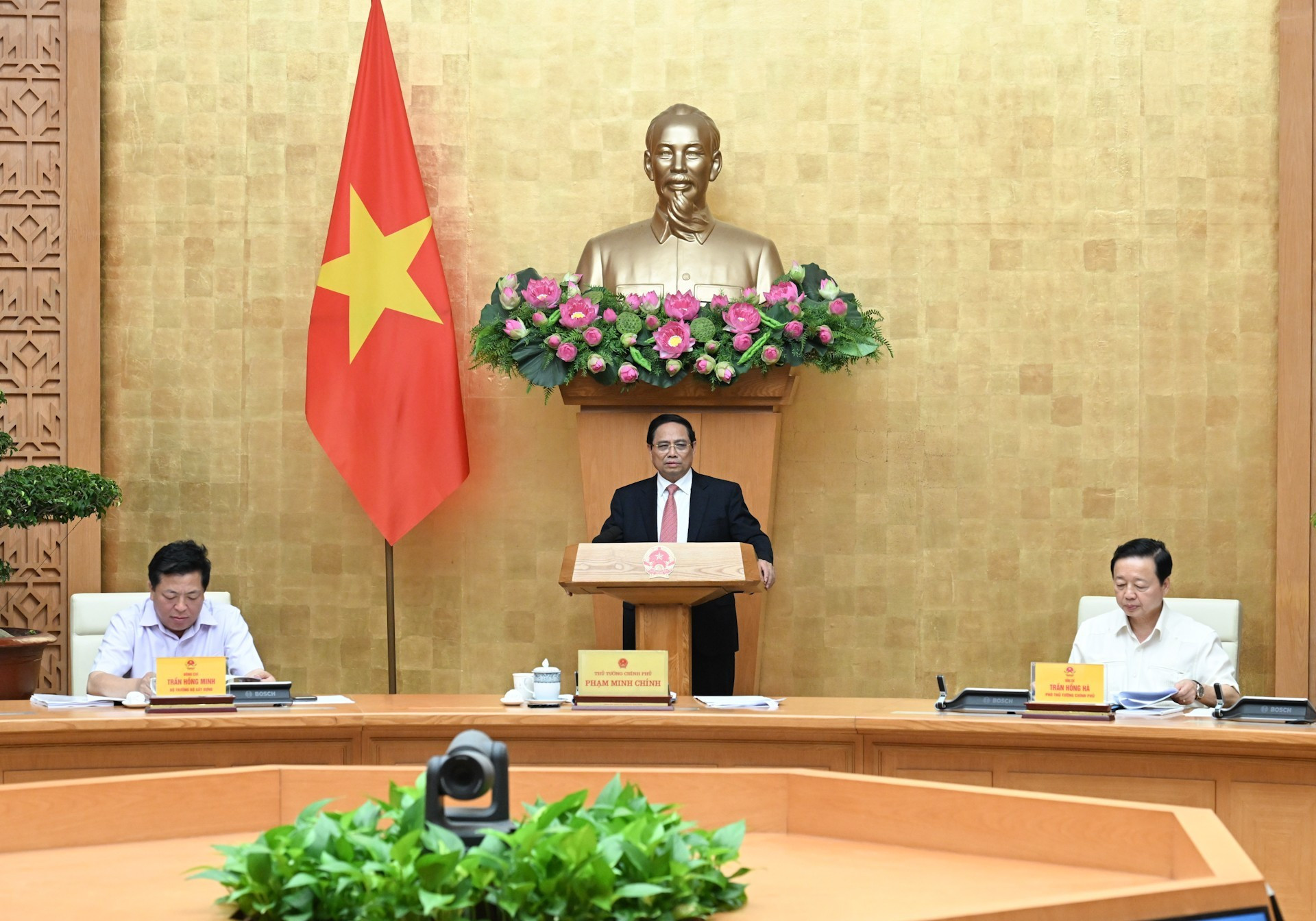 Le Premier ministre Pham Minh Chinh s'exprime lors de la réunion.