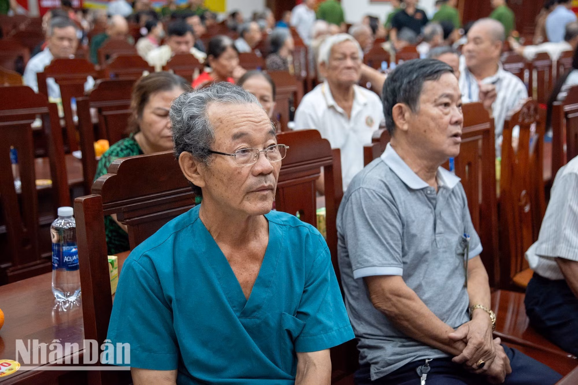 M. Tran The Minh (70 ans, vêtu d’une chemise bleue), résidant dans le quartier de Thang Loi à Buon Ma Thuot, est un ancien cadre du secteur de la santé, retraité depuis douze ans. Connaissant parfaitement l’importance de l’identification par ADN, il est venu dans l’espoir de retrouver son frère, Tran The Su, tombé au combat en 1969. Même son calme de professionnel de la santé ne pouvait dissimuler son émotion en cette journée si particulière.