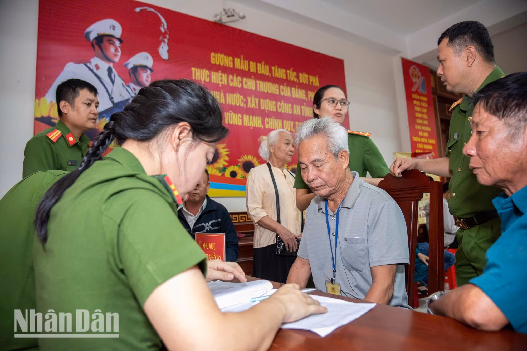 Dès qu’il a appris l’organisation de cette campagne de prélèvements ADN, M. Nguyen Van Pham, âgé de 81 ans, a quitté sa province natale de Ha Tinh pour rejoindre Dak Lak plusieurs jours à l’avance. Accompagné de sa sœur cadette, il a parcouru des milliers de kilomètres avec l’espoir de retrouver son frère. Né en 1938, celui-ci s’était engagé dans l’armée en 1965 avant de tomber au combat en 1971 sur le front du Sud. M. Pham a raconté avoir effectué à plusieurs reprises de longs déplacements au cimetière national de Truong Son ainsi que dans les régions avoisinantes pour tenter de retrouver sa trace, sans succès.