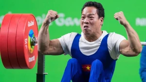 Le para-haltérophilie vietnamien Lê Van Công en compétition aux Jeux paralympiques de Paris 2024. Photo : VNA.