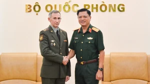 Le général de corps d’armée Nguyen Truong Thang, vice-ministre vietnamien de la Défense (à droite), et le colonel Belosludtsev Sergey Vladimirovich, attaché de défense de Russie au Vietnam. Photo : NDEL