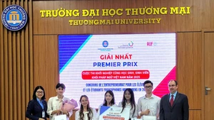 Remise du premier prix du concours de l'entrepreneuriat pour les élèves et les étudiants francophones vietnamiens en 2025. Photo : CVN