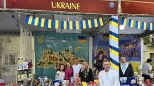 Cette année, le stand de l’ambassade d’Ukraine présente aussi bien des plats traditionnels emblématiques que des produits imprégnés de la culture des pays d’Europe de l’Est. Photo : baoquocte.vn