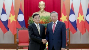Le secrétaire général du PCV, Tô Lâm (à droite), reçoit le secrétaire général du PPRL et président lao Thongloun Sisoulith, en visite au Vietnam pour assister à la cérémonie de signature de la Convention des Nations Unies contre la cybercriminalité, le 25 octobre 2025 à Hanoi. Photo : NDEL.