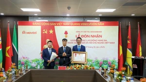 Cérémonie de remise de l’Ordre du Travail de troisième classe à la coentreprise Movitel. 