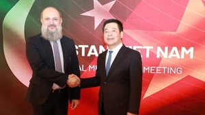 Le ministre vietnamien de l'Industrie et du Commerce, Nguyen Hong Dien (à droite), et son homologue pakistanais, Jam Kamal Khan. Photo : VNA