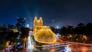 La cathédrale Notre-Dame scintille au centre de Hô Chi Minh-Ville, ravissant de nombreuses personnes. Photo : VOV.