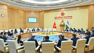 Vue générale de la 8ᵉ session du Comité intergouvernemental Vietnam – Ouzbékistan sur la coopération économique, commerciale, scientifique et technique, le 24 décembre à Hanoï. Photo : congthuong.vn