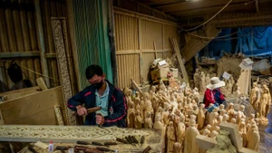 Dans un atelier de sculpture sur bois à Xuan Truong, province de Ninh Binh (au Nord). Photo: vietnamnet.vn