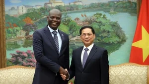 Le vice-Premier ministre vietnamien Bui Thanh Son (à droite) et le ministre sud-africain des Affaires étrangères et de la Coopération internationale, Ronald Lamola, le 22 octobre à Hanoi. Photo : baochinhphu.vn
