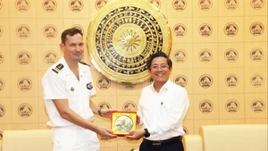 Tran Nam Hung, vice-président du Comité populaire de la ville de Da Nang (à droite), et le lieutenant-colonel Wallerand Faivre D’Arcier, commandant du croiseur Prairial de la Marine française. Photo : baodanang.vn