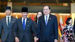 Le président de l'AN vietnamienne, Tran Thanh Man (à droite), et le sultan de Brunei, Haji Hassanal Bolkiah, le 1er décembre à Hanoi. Photo : Duy Linh/NDEL
