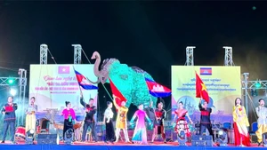 Lors du programme d’échanges artistiques et culturels « Chant de l’amitié », dans la province cambodgienne de Mondulkiri. Photo : NDEL