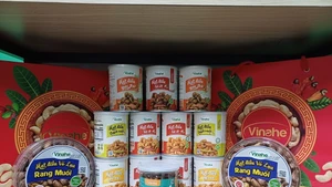 Le Vietnam est le premier exportateur mondial de noix de cajou décortiquées, représentant plus de 80 % du commerce international. Photo : VNA