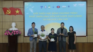 Lors de la cérémonie de lancement du programme de bourses VSDP dans la ville de Can Tho. Photo : thoidai.vn