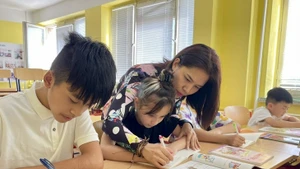 Lors d'un cours de vietnamien en République tchèque. Photo : VOV.