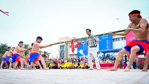 Au Vietnam, le tir à la corde est souvent pratiqué lors des fêtes traditionnelles. Photo : Bao Long/NDEL