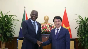 Le vice-ministre vietnamien des Affaires étrangères, Le Anh Tuan (à droite), et le ministre sud-africain des Affaires étrangères et de la Coopération internationale, Ronald Lamola, le 22 octobre à Hanoi. Photo: baoquocte.vn