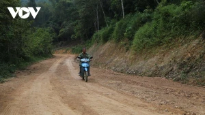 Ces dernières années, les autorités de Cao Bang ont mis l'accent sur le développement du système des transports ruraux. Photo : VOV