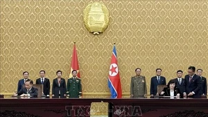 Cérémonie de signature d’accords de coopération bilatérale entre le Vietnam et la RPDC. Photo: VNA 