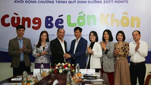 Lors de la cérémonie de lancement du programme « Zott Vietnam – Grandir ensemble 2025 », le 1ᵉʳ décembre à Hanoï. Photo : NDEL