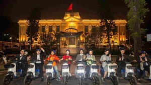 Les touristes participent à l'excursion nocturne à vélo. Photo : CVN. 